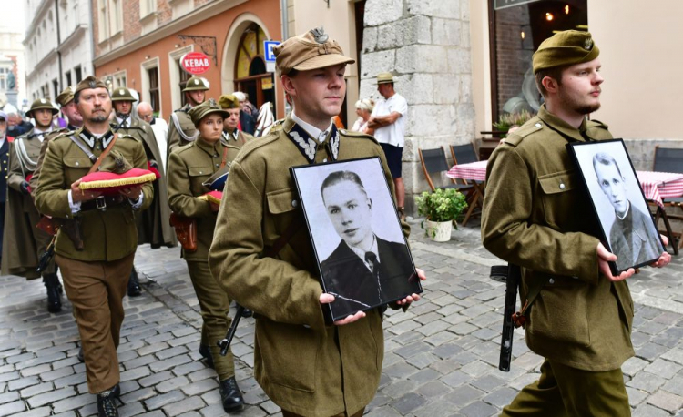 Kraków, 14.09.2021. Kondukt pogrzebowy Żołnierzy Wyklętych ks. Władysława Gurgacza ps. Sema, Ryszarda Kłaputa ps. Pomsta i ppor. Tadeusza Zajączkowskiego ps. Mokry na ulicach Krakowa. Zwłoki żołnierzy zostały odnalezione podczas prac prowadzonych przez Instytut Pamięci Narodowej na cmentarzu Rakowickim w latach 2017-2018. Fot. PAP/Art Service 2