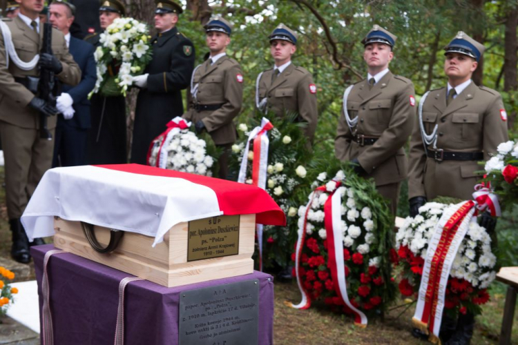 Piktokańce, Litwa, 22.09.2021. Uroczysty pogrzeb żołnierza Armii Krajowej ppor. Apoloniusza Duszkiewicza ps. Polza na cmentarzu w miejscowości Piktokańce. Fot. PAP/V. Doveiko