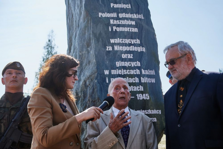  Gdańsk, 07.09.2021. Honorowy prezes Związku Przyjaciół Pomorza, jeden z inicjatorów budowy monumentu Roman Knitter (2P), prezydent miasta Aleksandra Dulkiewicz (2L) i honorowy prezes Instytutu Kaszubskiego Józef Borzyszkowski (P) podczas uroczystości odsłonięcia pomnika poświęconego pamięci Polonii gdańskiej, Kaszubów i Pomorzan walczących za Niepodległą oraz ginących w miejscach kaźni i na polach bitew w latach 1939-1945, 7 bm., przy głównej alei na Cmentarzu Łostowickim w Gdańsku. Fot. PAP/A. Warżawa