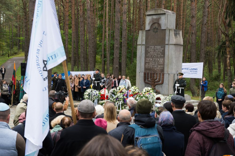 Uroczystość przy pomniku ofiar Holokaustu w Ponarach. 23.09.2021. Fot. PAP/V. Doveiko