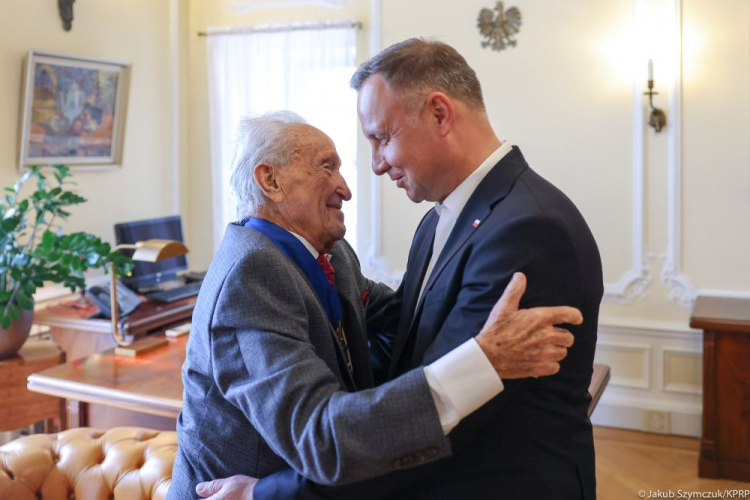 Prezydent Andrzej Duda (P) spotkał się z Edwardem Mosbergiem. Fot. Jakub Szymczuk / KPRP