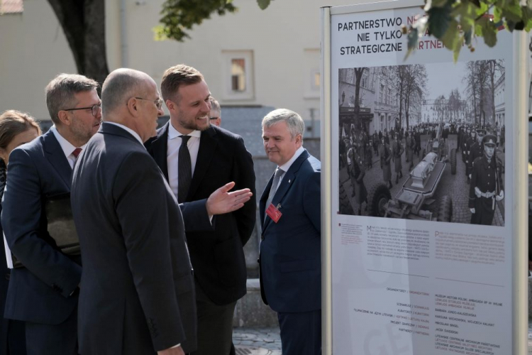  Wilno, Litwa, 06.09.2021. Minister spraw zagranicznych Polski Zbigniew Rau (2L) i minister spraw zagranicznych Litwy Gabrielius Landsbergis (3L) podczas otwarcia wystawy pt. „Polska i Litwa – razem w imię wolności” w Wilnie, 6 bm. Wizyta szefa polskiej dyplomacji w Republice Litewskiej przypada w 30. rocznicę odnowienia stosunków dyplomatycznych między oboma krajami. Fot. PAP/M. Marek