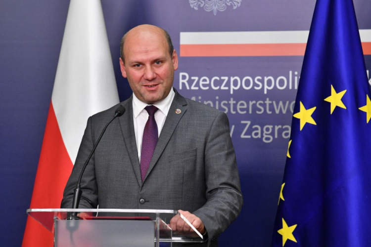 Warszawa, 15.09.2021. Wiceminister spraw zagranicznych Szymon Szynkowski vel Sęk podczas briefingu prasowego. w Ministerstwie Spraw Zagranicznych w Warszawie. Briefing dot. budowy w Berlinie pomnika polskich ofiar II wojny światowej. Fot. PAP/R. Pietruszka 