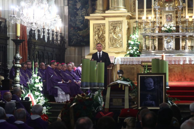 Kraków, 07.09.2021. Prezydent Andrzej Duda (C) podczas uroczystości pogrzebowych proboszcza parafii archikatedralnej na Wawelu ks. Zdzisława Sochackiego. Fot. PAP/Art Service 2 