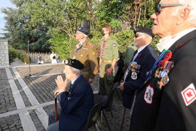  Bolonia, Włochy, 22.09.2021. Weterani 2. Korpusu Polskiego Władysław Dąbrowski (2L), Alfons Mrzyk (L) oraz Edward Moczulski (2P) podczas uroczystości na Polskim Cmentarzu w Bolonii, 22 bm. Trwają obchody 80. rocznicy utworzenia armii generała Władysława Andersa. Fot. PAP/A. Zawada 