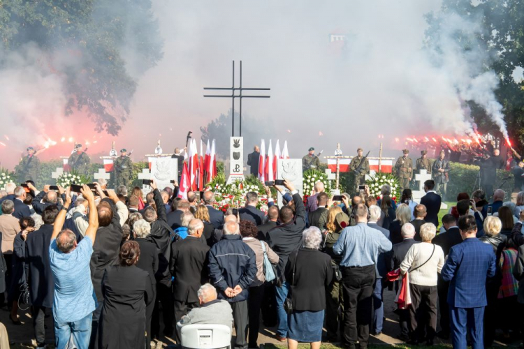 Uroczystości pogrzebowe Żołnierzy Niezłomnych: st. sierż. Ludwika Augustyniaka ps. Cygan, st. sierż. Floriana Dutkiewicza ps. Jawor, por. Tadeusza Antoniego Ośko ps. Sęp oraz Zbigniewa Rostka ps. Piotr na cmentarzu komunalnym w Bydgoszczy. Fot. PAP/T. Żmijewski