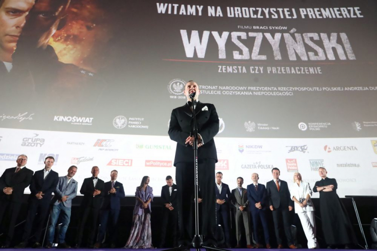  Warszawa, 12.09.2021. Reżyser filmu Tadeusz Syka (C) podczas uroczystej premiery filmu "Wyszyński – zemsta czy przebaczenie", 12 bm. w Multikinie Złote Tarasy w Warszawie. Film jest oficjalną produkcją uroczystości beatyfikacyjnych kard. Wyszyńskiego oraz matki Róży Czackiej. Obraz opowiada o wojennych losach księdza porucznika Stefana Wyszyńskiego – przyszłego Prymasa Polski. Fot. PAP/T. Gzell 