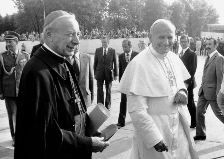 Kraków 10.06.1979. I pielgrzymka papieża Jana Pawła II do Polski. Nz. pożegnanie Ojca Świętego na lotnisku Balice, z lewej arcybiskup metropolita gnieźnieński i warszawski, prymas Polski kard. Stefan Wyszyński. Fot. PAP/J. Morek