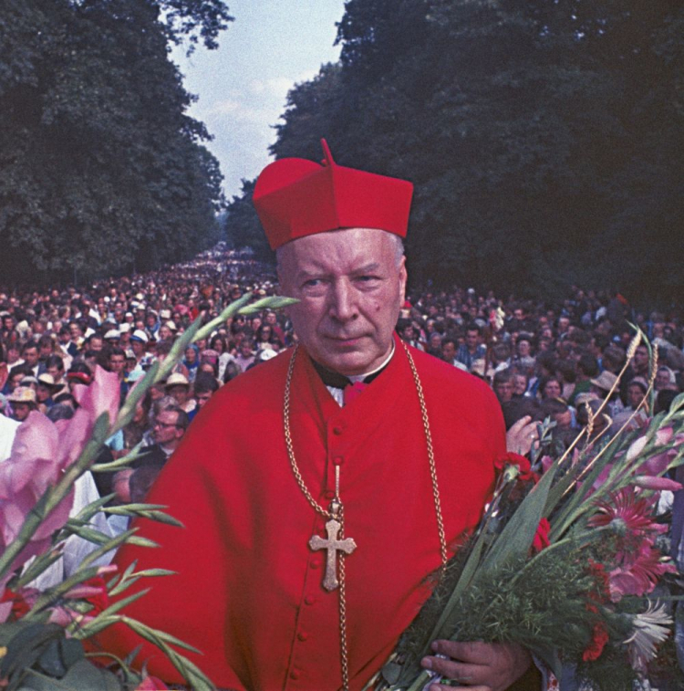 Częstochowa 08.1971. Pielgrzymka do sanktuarium Najświętszej Maryi Panny Jasnogórskiej w Częstochowie. Nz. Prymas Polski kardynał Stefan Wyszyński (C) wprowadza 255. Warszawską Pielgrzymkę Pieszą na Jasną Górę. Fot. PAP/J. Rosikoń