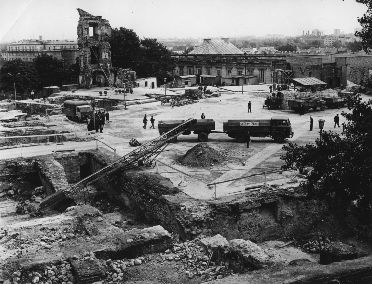 Warszawa 1971. Odbudowa Zamku Królewskiego. Rozładunek cegły. W głębi: z lewej fragment ściany z oknem od mieszkania Stefana Żeromskiego, jedyna pozostałość powojenna Zamku, z prawej Pałac Pod Blachą. Fot. PAP/M. Szyperko