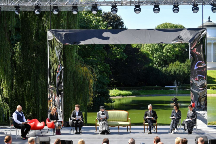 Akcja Narodowe Czytanie z udziałem pary prezydenckiej w Ogrodzie Saskim. Warszawa, 04.09.2021. Fot. PAP/R. Pietruszka