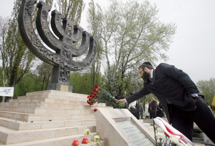 Pomnik Menorah w Babim Jarze koło Kijowa. Fot. PAP/EPA/S. Dolzhenko