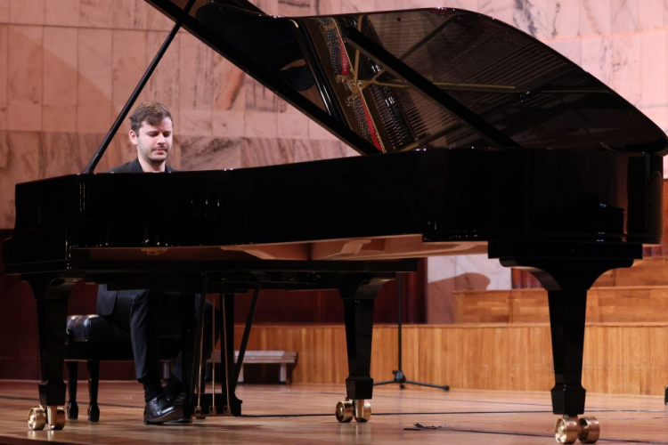 Polski pianista Kamil Pacholec podczas przesłuchań III etapu Konkursu Chopinowskiego w sali koncertowej Filharmonii Narodowej w Warszawie. Fot. PAP/L. Szymański