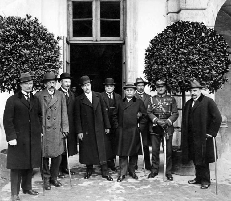 Członkowie pierwszego rządu Józefa Piłsudskiego po zaprzysiężeniu, 2 października 1926 r. Źródło: NAC