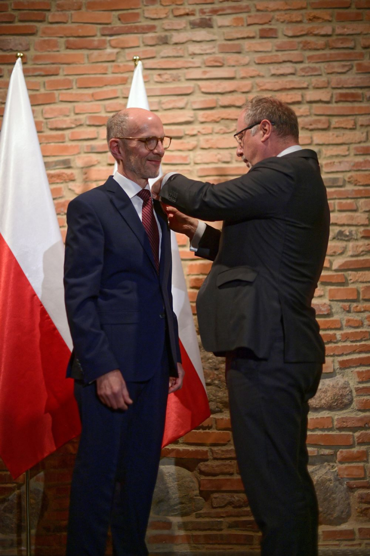 Warszawa, 17.10.2021. Pianista, pedagog, znawca twórczości Fryderyka Chopina prof. John Rink (L) odebrał z rąk szefa Służby Zagranicznej MSZ Arkadego Rzegockiego (P) Odznakę Honorową „Bene Merito”, w Sali Koncertowej Muzeum Fryderyka Chopina w Warszawie. Fot. PAP/M. Obara