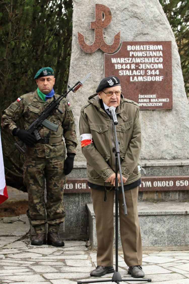 Łambinowice, 06.10.2021. Żołnierz Armii Krajowej, kolporter prasy podziemnej Stanisław Wołczaski „Kazimierz” (P) podczas uroczystości upamiętniającej 77. rocznicę przybycia I transportu Powstańców Warszawskich do Stalagu 344 Lamsdorf. Fot. PAP/K. Świderski