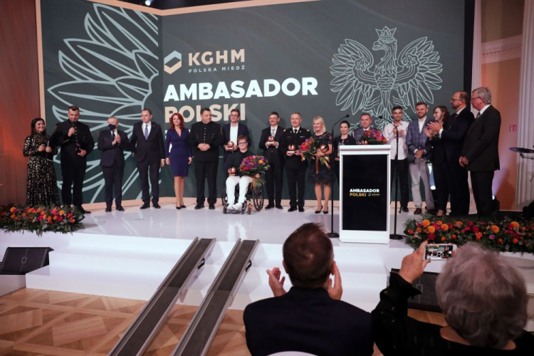 Wiceprezes Rady Ministrów, minister kultury, dziedzictwa narodowego i sportu Piotr Gliński (3L), prezes KGHM Polska Miedź Marcin Chludziński (6L), sekretarz stanu w KPRP Adam Kwiatkowski (4L), szef Kancelarii Sejmu Agnieszka Kaczmarska (5L), prowadzący Katarzyna Cichopek (L), Piotr Chęciński (2L) oraz laureaci podczas Gali Plebiscytu Ambasador Polski 2021. Fot. PAP/A. Zawada