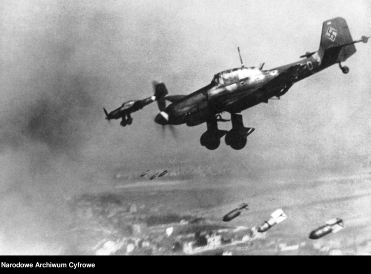 Bombowce niemieckie Junkers Ju-87 w szyku nurkującym. Fot. NAC