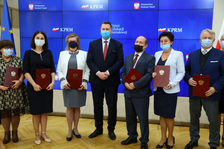 Minister edukacji i nauki Przemysław Czarnek (C) po uroczystości z okazji Dnia Edukacji Narodowej, podczas której nauczycielom zasłużonym dla polskiej oświaty zostały wręczone odznaczenia państwowe, medale, nagrody Ministra Edukacji i Nauki, a także tytuły honorowe profesora oświaty. Warszawa, 14.10.2021. Fot. PAP/R. Guz