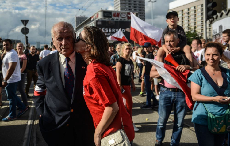 Żołnierz AK, powstaniec warszawski i architekt Julian Eugeniusz Kulski pseudonim Chojnacki, Goliat (C) podczas Godziny „W” na rondzie Dmowskiego. Warszawa, 01.08.2016. Fot. PAP/J. Kamiński