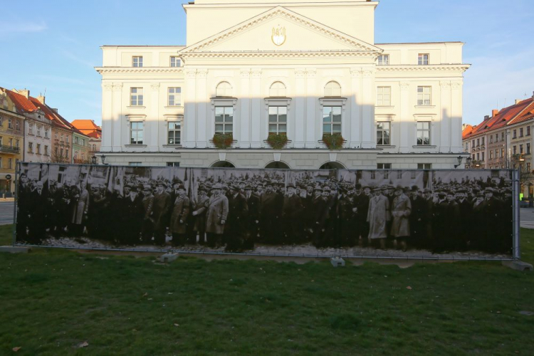 Plenerowa wystawa pt. „Patrząc” na Rynku Głównym przy ratuszu w Kaliszu. Fot. PAP/T. Wojtasik