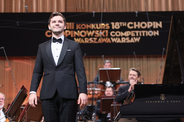 Kamil Pacholec podczas koncertu w ramach finału Konkursu Chopinowskiego w sali koncertowej Filharmonii Narodowej w Warszawie. Fot. PAP/L. Szymański