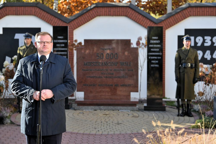 Szef Urzędu do Spraw Kombatantów i Osób Represjonowanych Jan Józef Kasprzyk (L) podczas uroczystości przed Krzyżem - Pomnikiem upamiętniającym wymordowanych redemptorystów i ludność cywilną Woli, w ramach uroczystości otwarcia zrewitalizowanego pl. Męczenników Warszawskiej Woli. Fot. PAP/R. Pietruszka