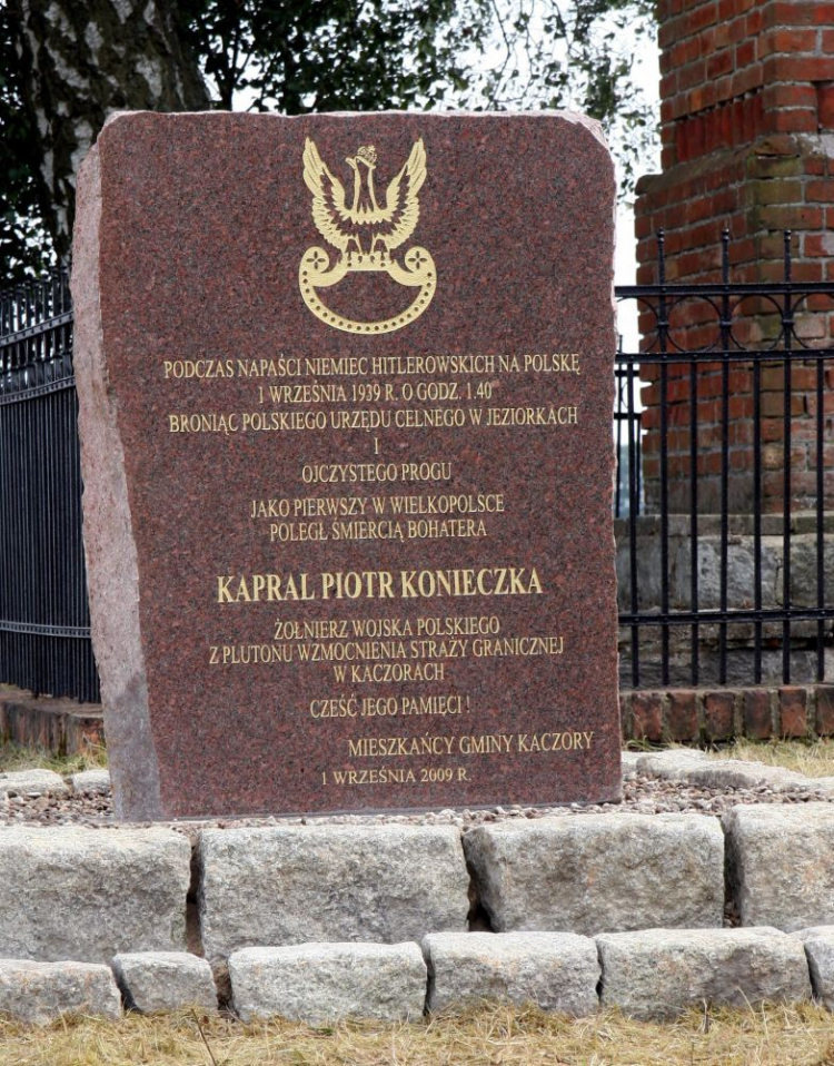 Obelisk upamiętniający kaprala Piotra Konieczkę w Jeziorkach koło Piły. Fot. PAP/B. Borowiak