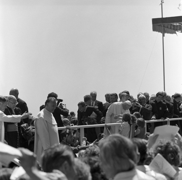 I pielgrzymka do Polski papieża Jana Pawła II: z lewej przeor klasztoru jasnogórskiego o. Konstancjusz Kunz. Częstochowa, 04.06.1979. PAP/T. Prażmowski