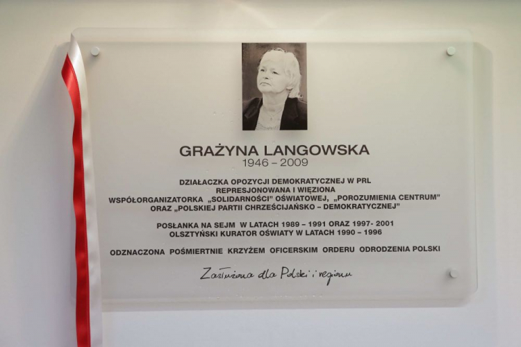  Olsztyn, 25.10.2021. Tablicę pamięci działaczki „Solidarności” Grażyny Langowskiej odsłonięto w Olsztynie. Podczas uroczystości z udziałem premiera ustanowiono również nauczycielską nagrodę jej imienia od IPN. Fot. PAP/T. Waszczuk