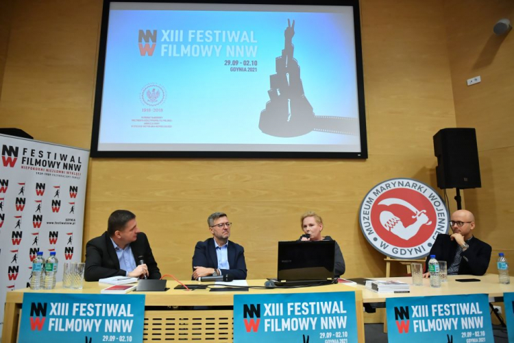 Laureat 3. edycji Konkursu Historycznego MSZ za pierwszą francuskojęzyczną monografię o 1. Dywizji Pancernej Jacques Wiącek (L), dyrektor Muzeum Historii Polski Robert Kostro (2L), dziennikarka Kinga Hałacińska (2P) oraz pracownik Biura Badań Historycznych IPN dr Michał Przeperski (P) podczas debaty „Generał Maczek i jego żołnierze. Historia-Literatura-Film” w ramach Festiwalu Niepokorni Niezłomni Wyklęci. Fot. PAP/A. Warżawa