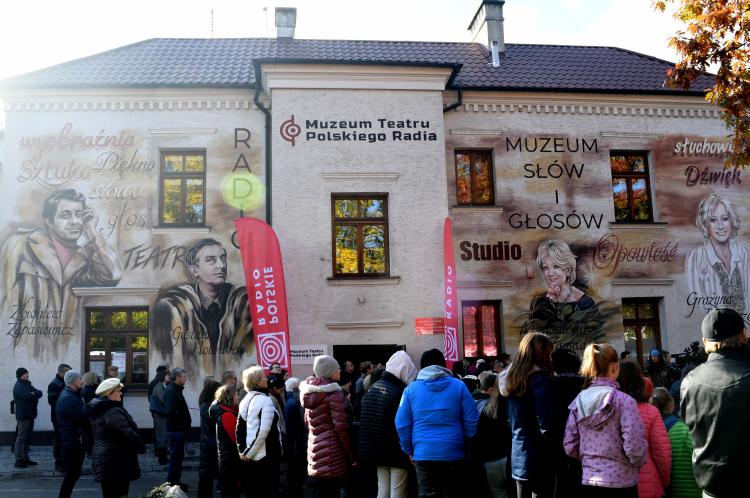 Mural z wizerunkiem aktorów: Magdaleny Zawadzkiej, Grażyny Barszczewskiej, Gustawa Holoubka i Zbigniewa Zapasiewicza na elewacji Muzeum Teatru Polskiego Radia – Muzeum Słów i Głosów. Fot. PAP/D. Delmanowicz