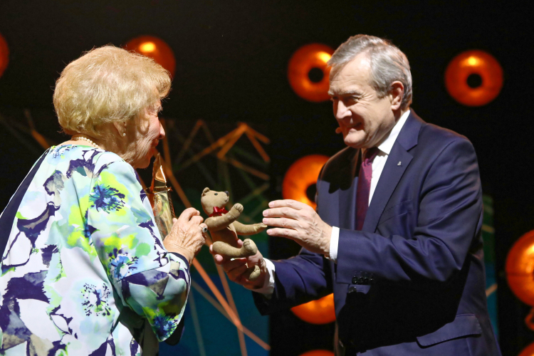 Pianistka Lidia Grychtołówna (L) i wicepremier, minister kultury, dziedzictwa narodowego i sportu Piotr Gliński (P) podczas Dorocznej Gali Nagród Ministra Kultury, Dziedzictwa Narodowego i Sportu. Fot. PAP/T. Gzell