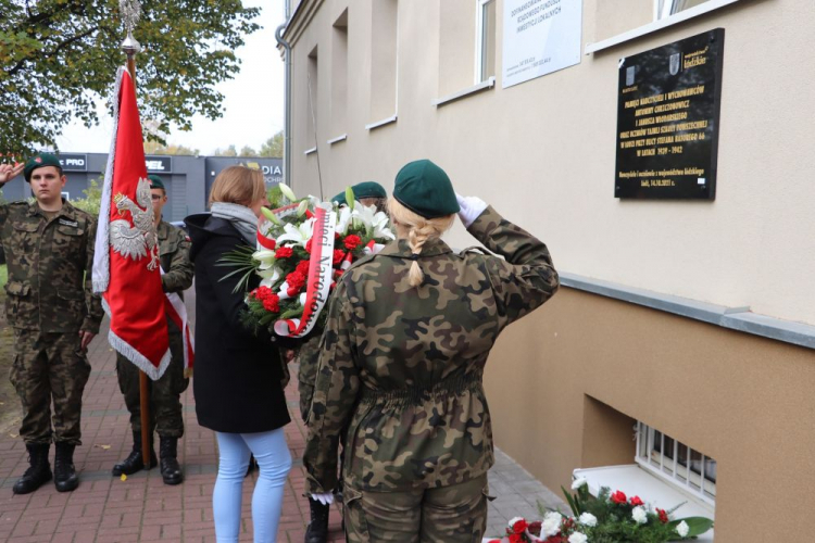 Uroczystość odsłonięcia tablicy poświęconej nauczycielom Antoninie Chrzczonowicz i Janowi Włodarskiemu na budynku Szkoły Podstawowej nr 114 im. prof. Jana Dembowskiego w Łodzi. Fot. Instytut Pamięci Narodowej Oddział w Łodzi