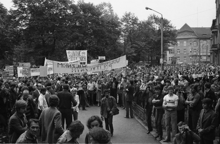 Niezależne Zrzeszenie Studentów oraz „Solidarność” zorganizowały marsz protestacyjny przeciwko przetrzymywaniu więźniów politycznych. Katowice, 25.05.1981. Fot. PAP/CAF/S. Jakubowski