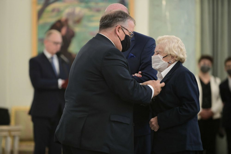 Warszawa, 19.10.2021. Sekretarz stanu w Kancelarii Prezydenta RP Andrzej Dera (L) i uczestniczka powstania warszawskiego Eugenia Skrobska (P) podczas uroczystości wręczenia odznaczeń państwowych, w Pałacu Prezydenckim. Fot. PAP/M. Obara