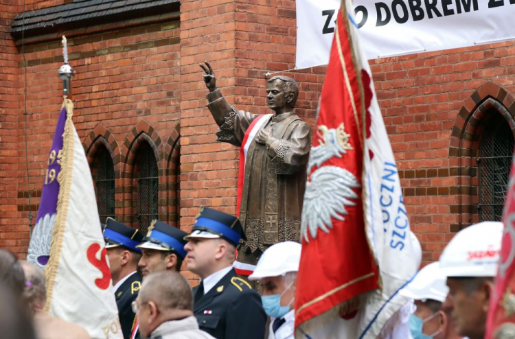 Pomnik błogosławionego księdza Jerzego Popiełuszki odsłonięty uroczyście w Szczecinie. Fot. PAP/M. Bielecki
