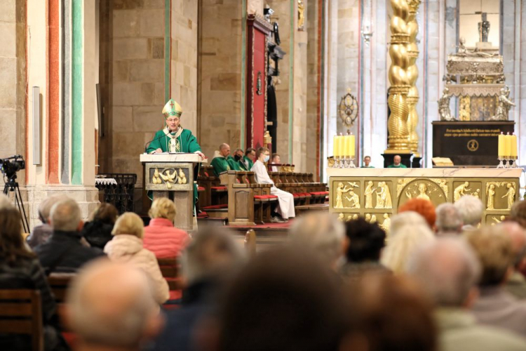 Prymas Polski abp Wojciech Polak podczas mszy świętej w Katedrze Gnieźnieńskiej inaugurującej proces synodalny na etapie diecezjalnym. Fot. PAP/M. Zakrzewski