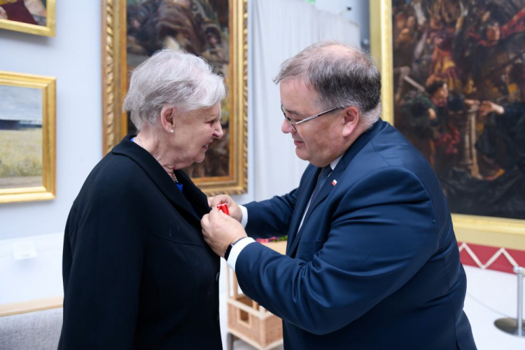 Katarzyna Raczyńska i sekretarz stanu w Kancelarii Prezydenta RP Andrzej Dera. W pałacu w Rogalinie odbyła się uroczystość wręczenia Krzyża Komandorskiego Orderu Odrodzenia Polski córce prezydenta Edwarda Bernarda Raczyńskiego. Fot. PAP/J. Kaczmarczyk