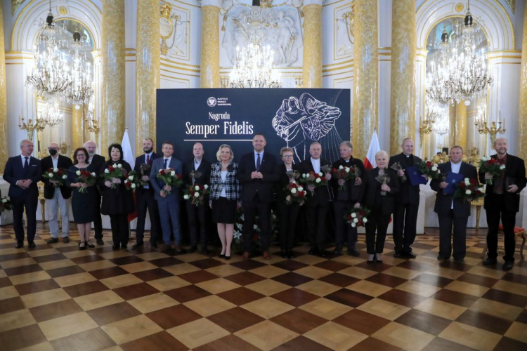 Laureaci podczas uroczystości wręczenia nagród „Semper Fidelis” na Zamku Królewskim. Warszawa, 08.10.2021. Fot. PAP/W. Olkuśnik