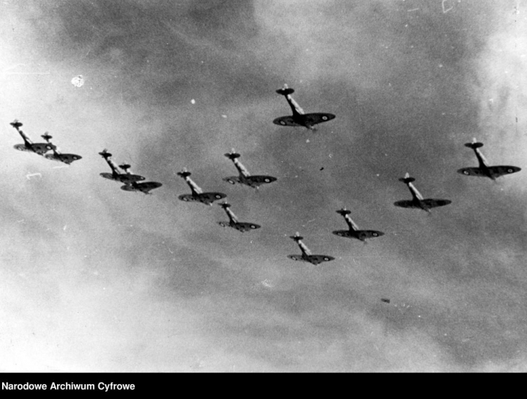 Samoloty myśliwskie Spitfire Polskich Sił Powietrznych podczas lotu w szyku bojowym. Fot. NAC