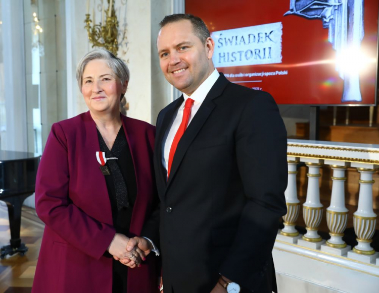 Warszawa, 27.10.2021. Prezes IPN Karol Nawrocki (P) oraz nagrodzona Helena Sołtys (L) podczas uroczystości wręczenia nagrody honorowej IPN „Świadek historii”, w Łazienkach Królewskich w Warszawie. Nagroda „Świadek Historii” jest przyznawana osobom i organizacjom spoza Polski, szczególnie zasłużonym dla promowania i pielęgnowania polskiej historii. Fot. PAP/R. Guz