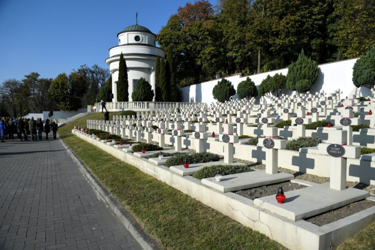 Akcja „Światełko pamięci dla Cmentarza Łyczakowskiego” na Cmentarzu Orląt Lwowskich. 01.11.2019. Fot. PAP/D. Delmanowicz