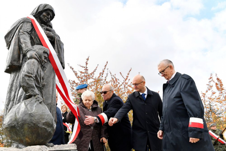 Honorowy przewodniczący budowy pomnika, wiceminister spraw zagranicznych Piotr Wawrzyk (2P), sybiraczka Halina Rutecka (4P) oraz urodzeni na zesłaniu Jan Masternak (P) i Stanisław Wierzbicki (3P) podczas odsłonięcia pomnika Matki Polki Sybiraczki w Kielcach. Fot. PAP/P. Polak