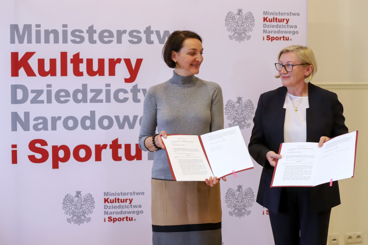 Wiceminister kultury, dziedzictwa narodowego i sportu, generalny konserwator zabytków Magdalena Gawin (L) oraz dyrektor generalna Krajowego Ośrodka Wsparcia Rolnictwa Małgorzata Gośniowska-Kola (P) podczas podpisania porozumienia między Generalnym Konserwatorem Zabytków a KOWR w sprawie współpracy w zakresie ochrony dziedzictwa kulturowego. Fot. PAP/Z. Bichniewicz