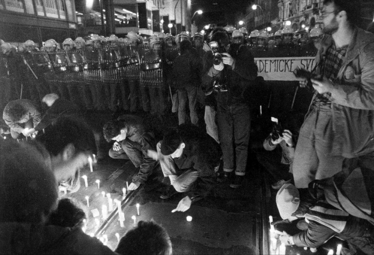 Praga, Czechy, 16.11.99. Czescy i słowaccy studenci palą świece przed korgdonem milicji 17 listopada 1989 r. Fot. PAP/CTK