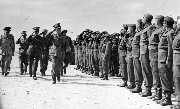 Naczelny Wódz gen. Władysław Sikorski wizytuje polskich żołnierzy w Tobruku. Źródło: Wikimedia Commons