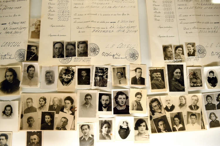 Fałszywe paszporty państw Ameryki Łacińskiej, które Grupa Ładosia dostarczała tysiącom Żydów, ratując ich od śmierci. Fot. PAP/D. Delmanowicz