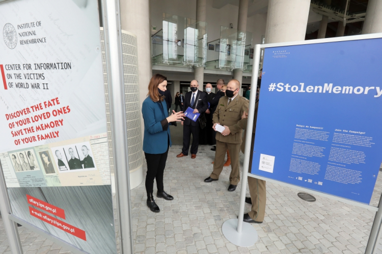 Białystok, 04.11.2021. Otwarcie wystawy „#StolenMemory – Skradziona Pamięć”. Fot. PAP/A. Reszko