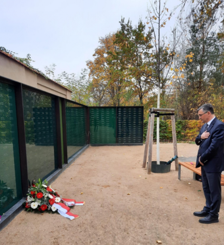 Ambasador A.Przyłębski odwiedził cmentarz Altglienicke w Berlinie. Źródło: Twitter/Ambasada RP w Berlinie